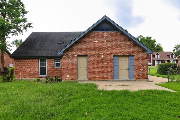 Building Photo - 5817 Carriage Brook Rd