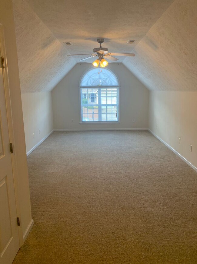 Building Photo - 6216 Castlebrooke Ln