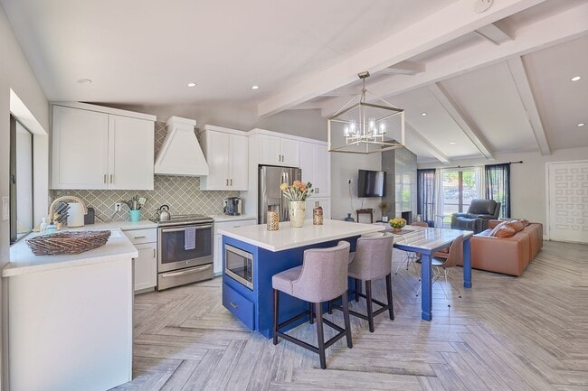Building Photo - Fully Furnished Villa in Gated Paradise Va...