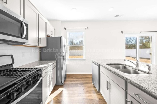 Building Photo - 4015 Meadow Green Dr