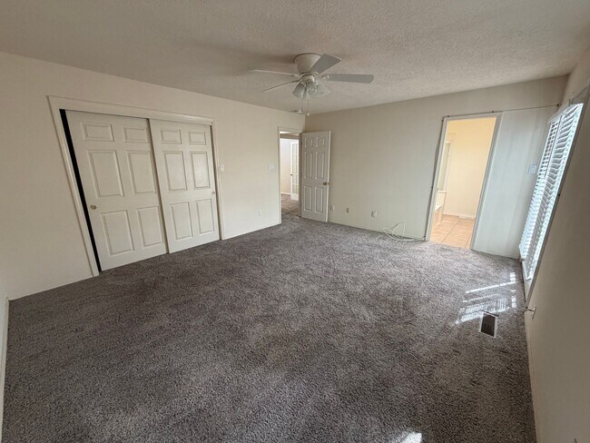 Building Photo - Spacious 3-Bedroom