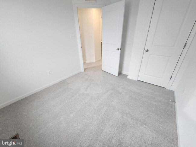 Building Photo - 500 Husky Trl