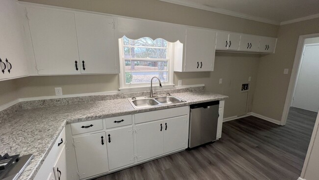 Building Photo - 3-Bedroom just waiting for you !