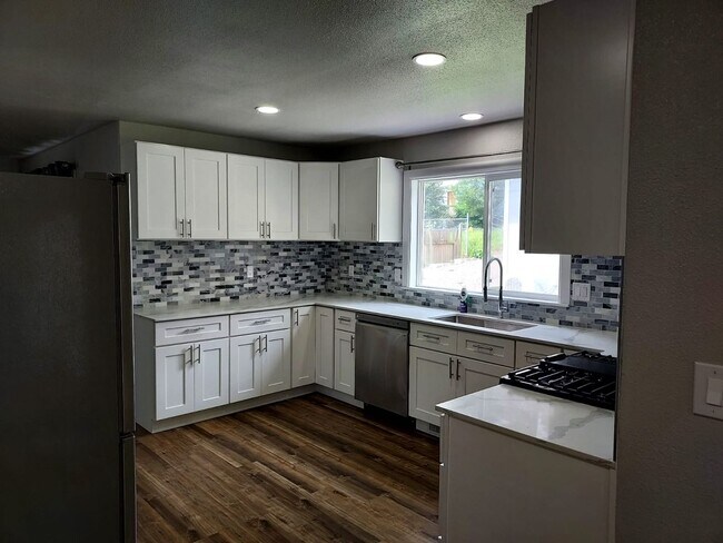 Building Photo - 2 Story Remodeled Single-Family Home in Po...