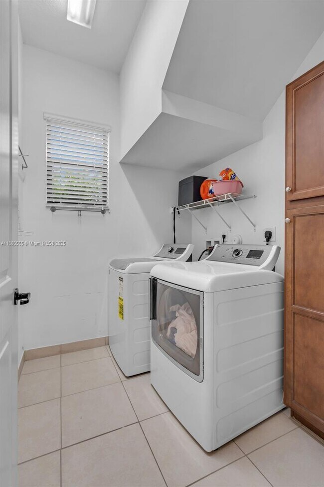 Building Photo - 3332 W 95th Terrace