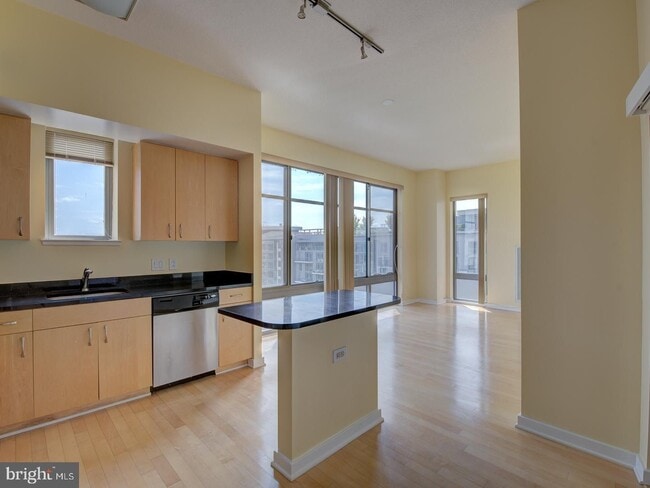 Building Photo - 475 K St NW