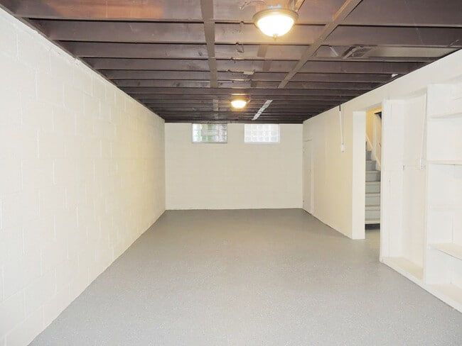 Building Photo - 300 E 246th St