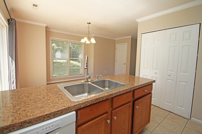 Building Photo - 760 Camelot Ln