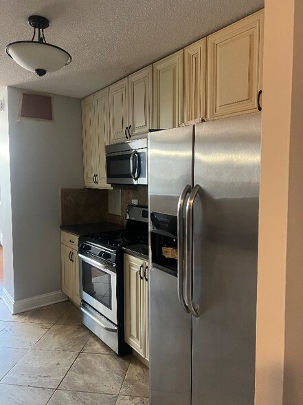 Building Photo - 2200 S Stewart Ave