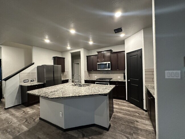 Building Photo - Spacious 5 Bedroom, 3.5 Bath Home with 2,6...