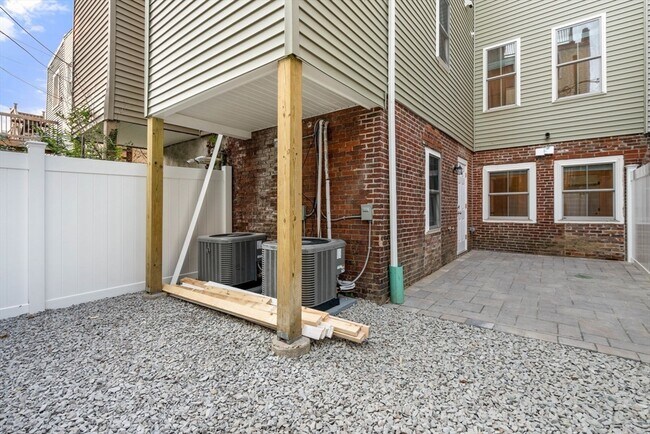 Primary Photo - 277 W 5th St