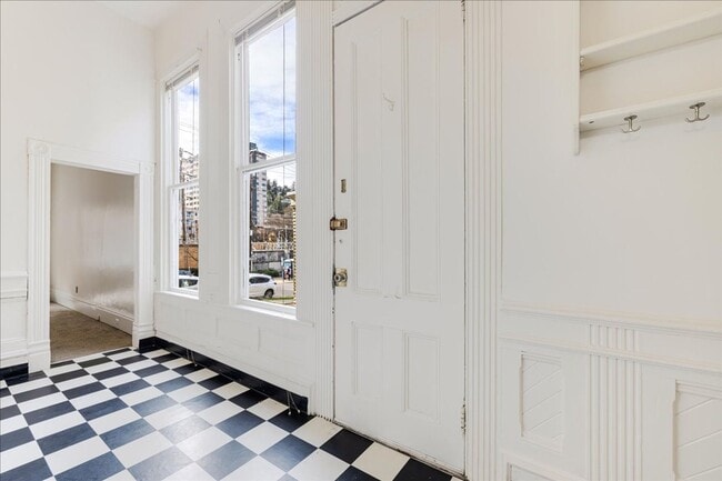 Building Photo - Quaint 2 Bedroom 1 Bath Apartment in Vintage Victorian Style Home!