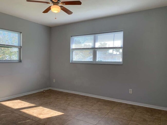 Building Photo - 3 Bedroom 2 Bath Home in Central Gulfport