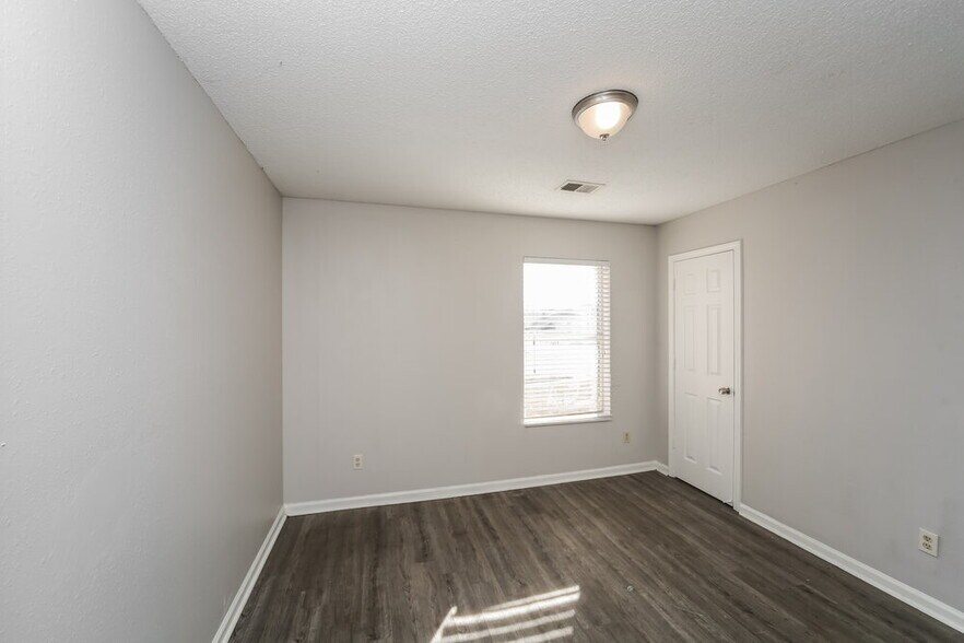 Building Photo - 4588 Longtree Ave