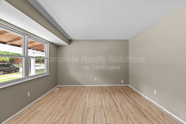 Building Photo - 561 Golfwood Dr