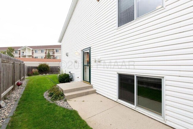 Building Photo - 3 Bedroom Townhome in South Fargo