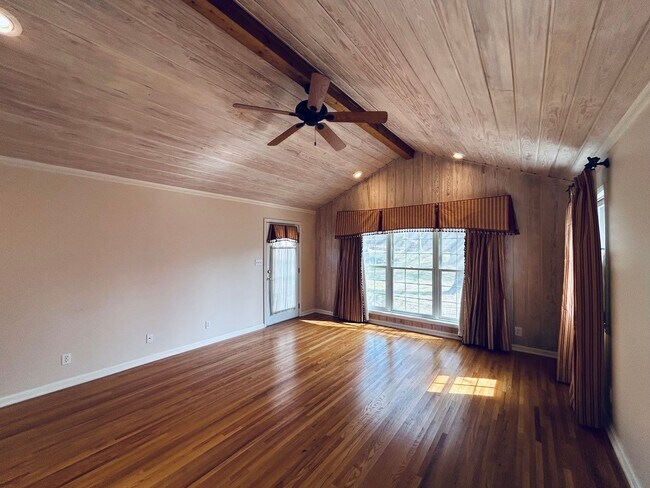 Building Photo - Absolutely gorgeous, remodeled home in beautiful location in Midtown Tulsa