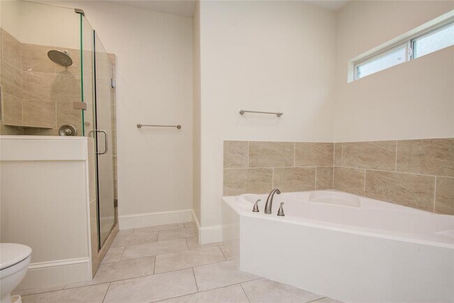 Building Photo - 10572 Twin Oak Dr