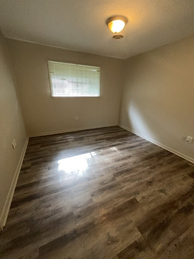 Building Photo - 5558 Queen Mary Ln