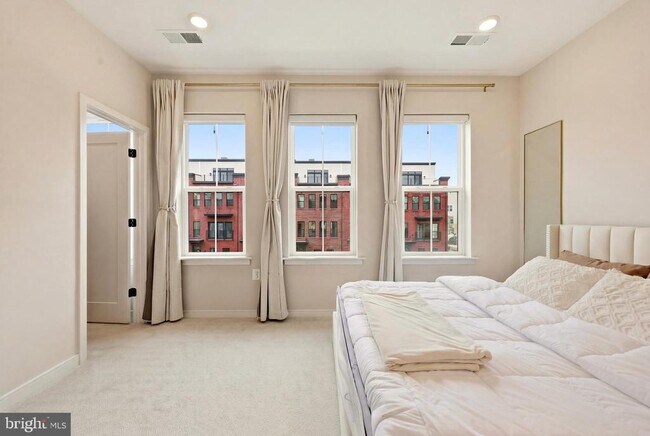 Building Photo - 22810 Tawny Pne Sq