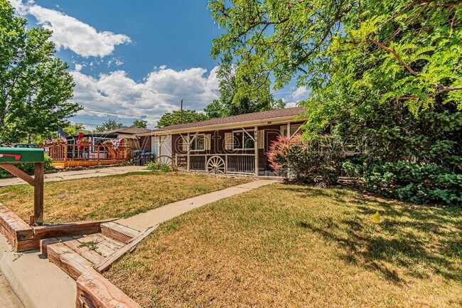 Building Photo - 400 Lily Ln