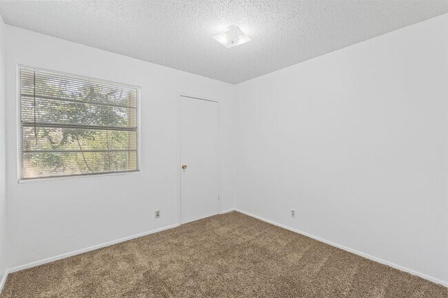 Building Photo - 302 Algerita Dr