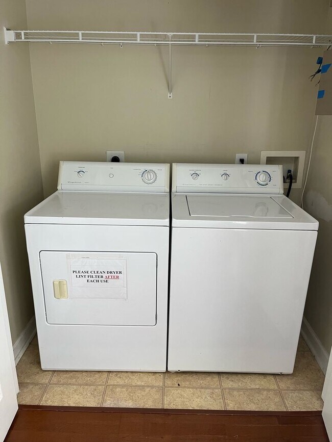 Building Photo - 220 Woodlands