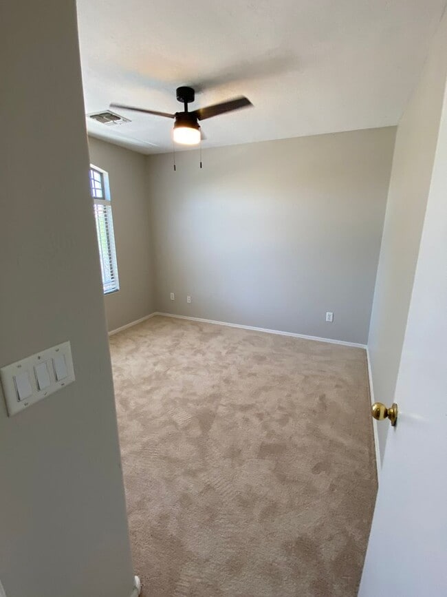 Building Photo - 4 Bedroom, 3 bath, two story with loft in ...