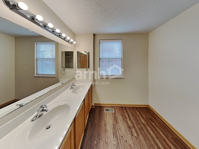 Building Photo - 6213 Home Park Dr