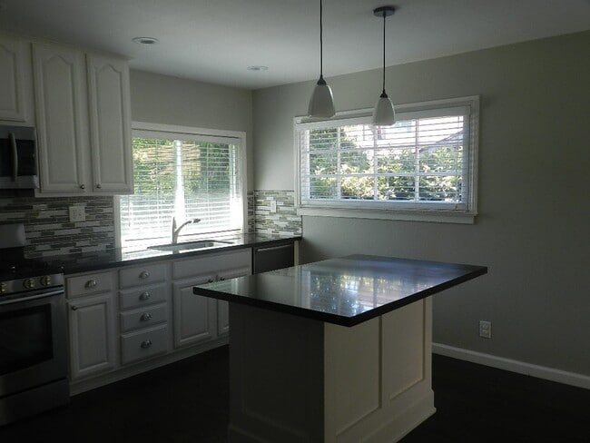 Building Photo - WONDERFUL SINGLE STORY HOUSE WITH LARGE YARD, GREAT LOCATION!
