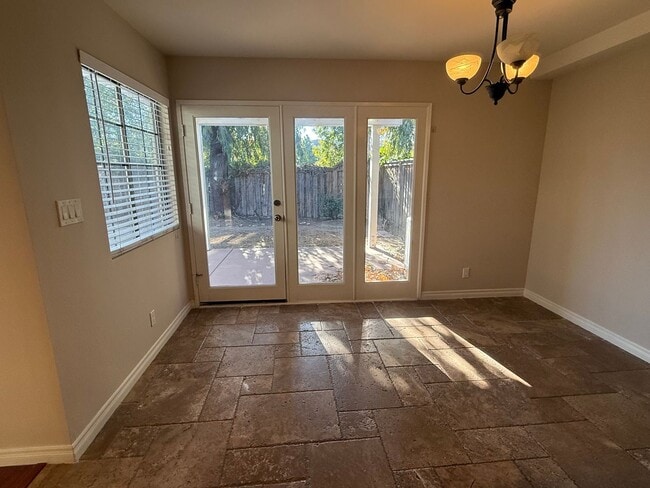 Building Photo - Thousand Oaks - Three Bedroom, 2.5 Bath
