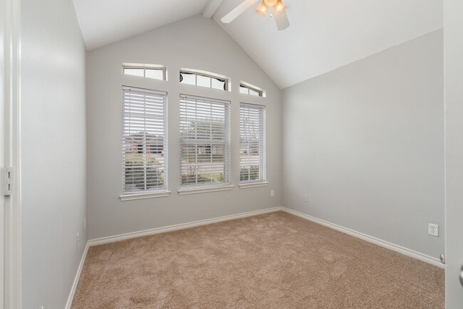 Building Photo - AVAILABLE AUGUST 2026 - Charming 3 bed/ 2 ...