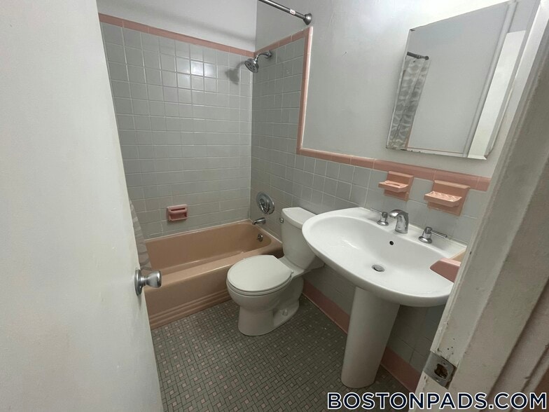 Building Photo - 465 Park Dr