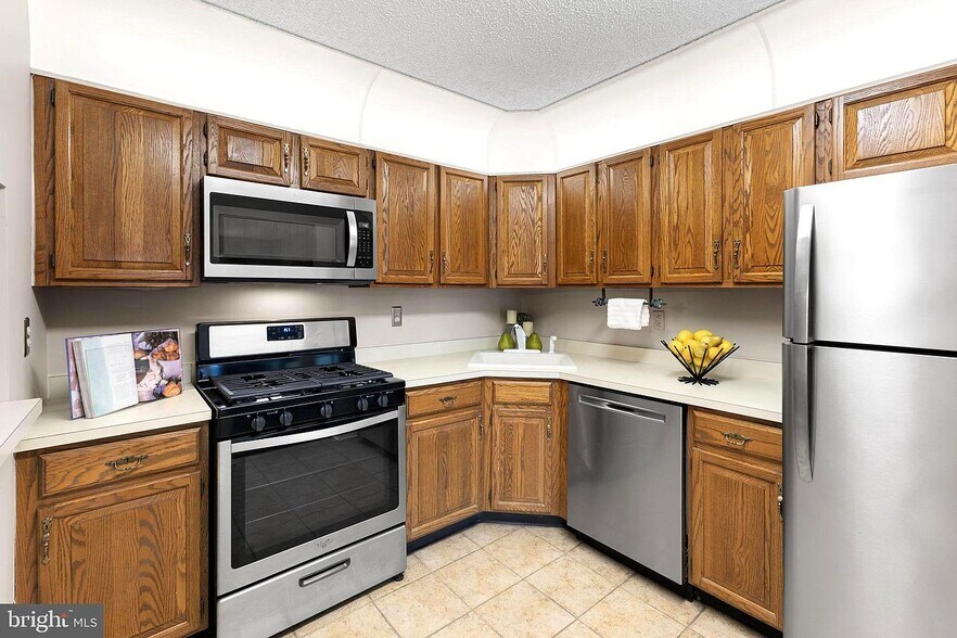 Building Photo - 14 Cheverny Ct