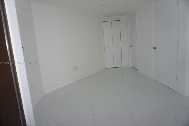 Building Photo - 475 Brickell Ave