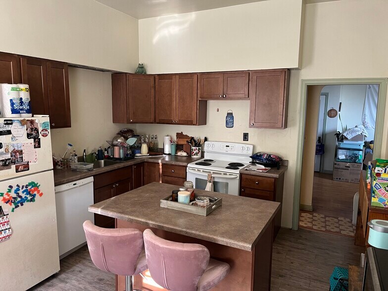 Building Photo - 113 Main St E