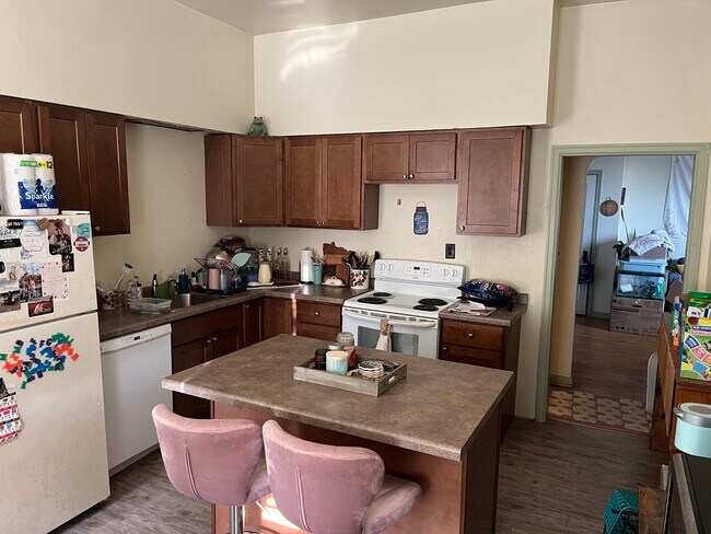 Building Photo - 113 Main St E