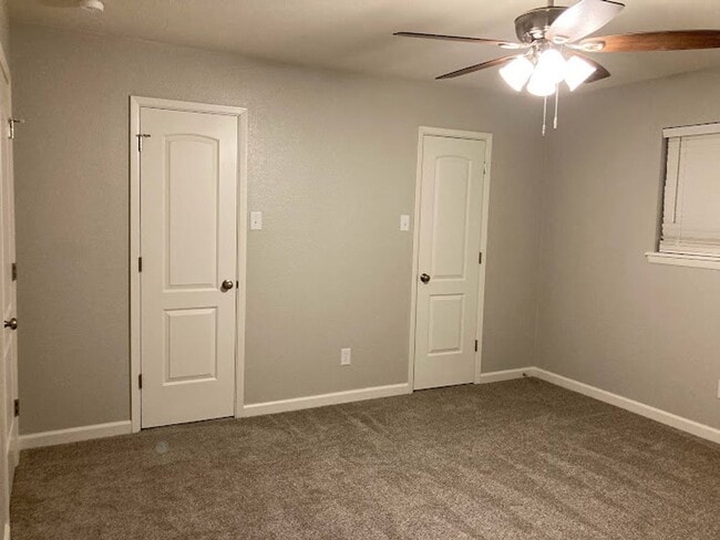 Building Photo - Spacious Executive 4 Bedroom Home