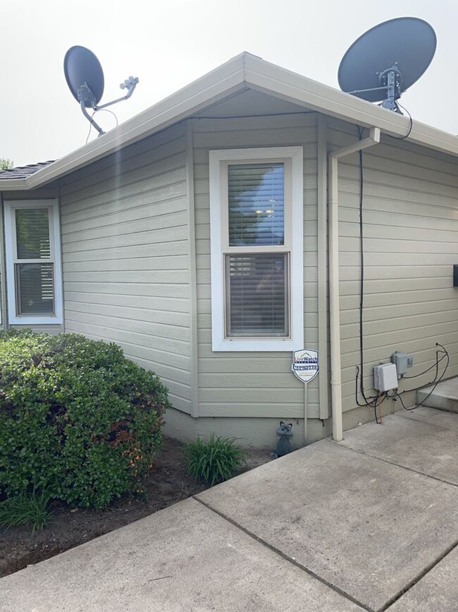 Building Photo - Charming 3 Bed 2 Bath Medford Townhome