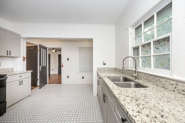 Building Photo - Cute 2 Bed 1 Bath in Pascagoula