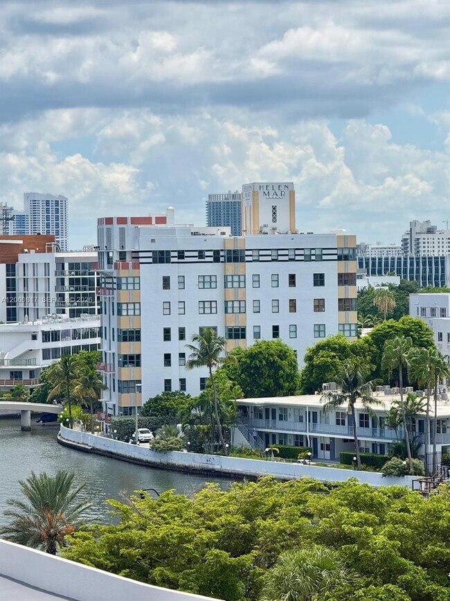 Building Photo - 2625 Collins Ave