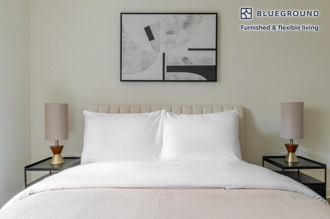 Building Photo - 362 Bellevue Way NE