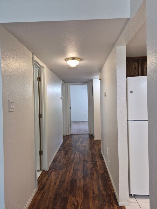 Building Photo - 925 Country Club Dr SE