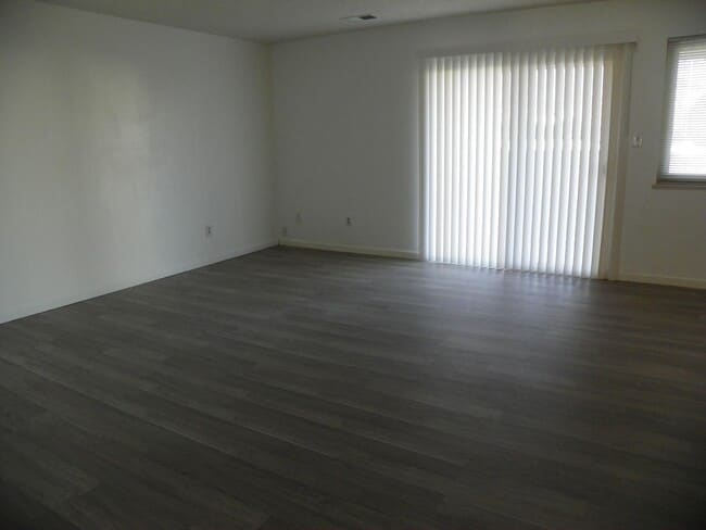 Building Photo - 823 Country Club Dr SE