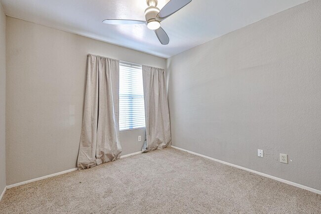 Building Photo - 3236 E Hiddenview Dr