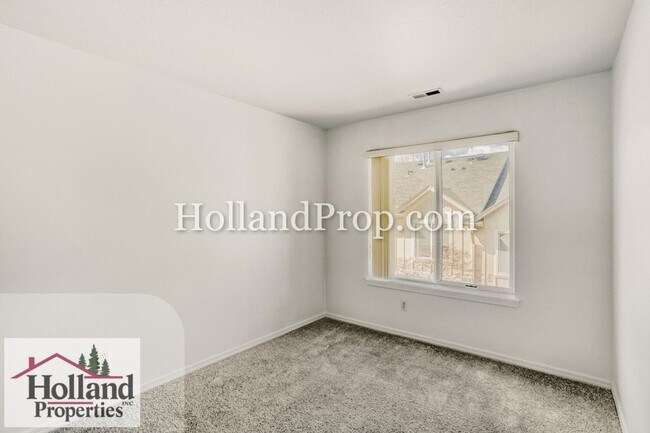 Building Photo - Live in Style: Updated Townhome with Amenities & Ideal Location