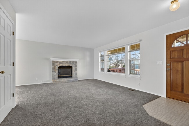 Building Photo - 2074 N Siesta Ave