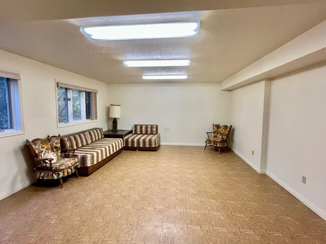 Building Photo - Beautiful home with amazing views and larg...