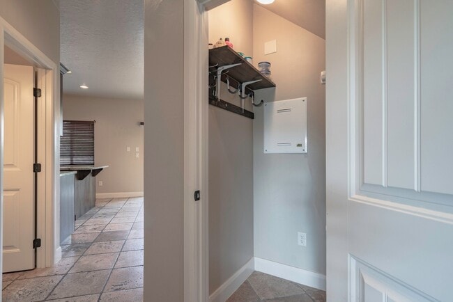 Building Photo - Upgraded 3 Bedroom Townhome in Desirable Southgate Community