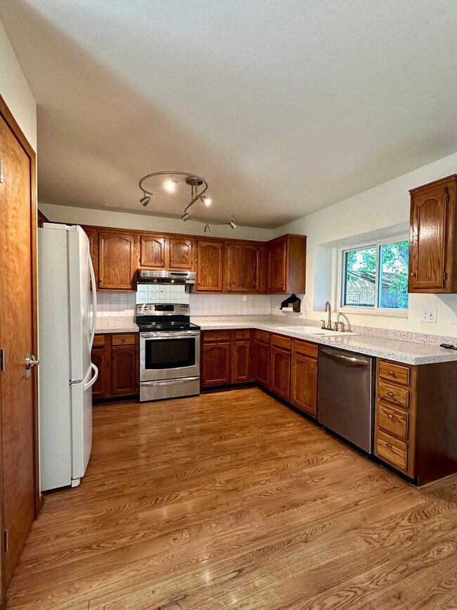 Building Photo - BEAUTIFULLY UPDATED 3BD HOME NEAR FORT CARSON